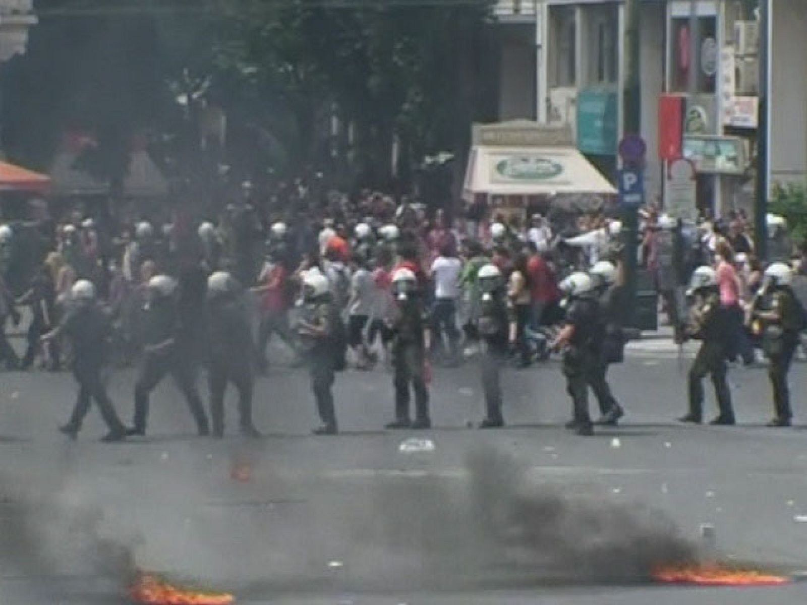 Tres personas han muerto en Atenas durante las protestas contra el plan de austeridad del gobierno | Ver