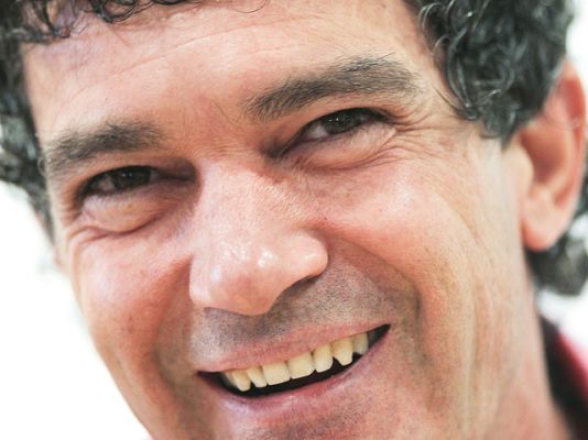  - Reencuentro de Banderas y Almodóvar