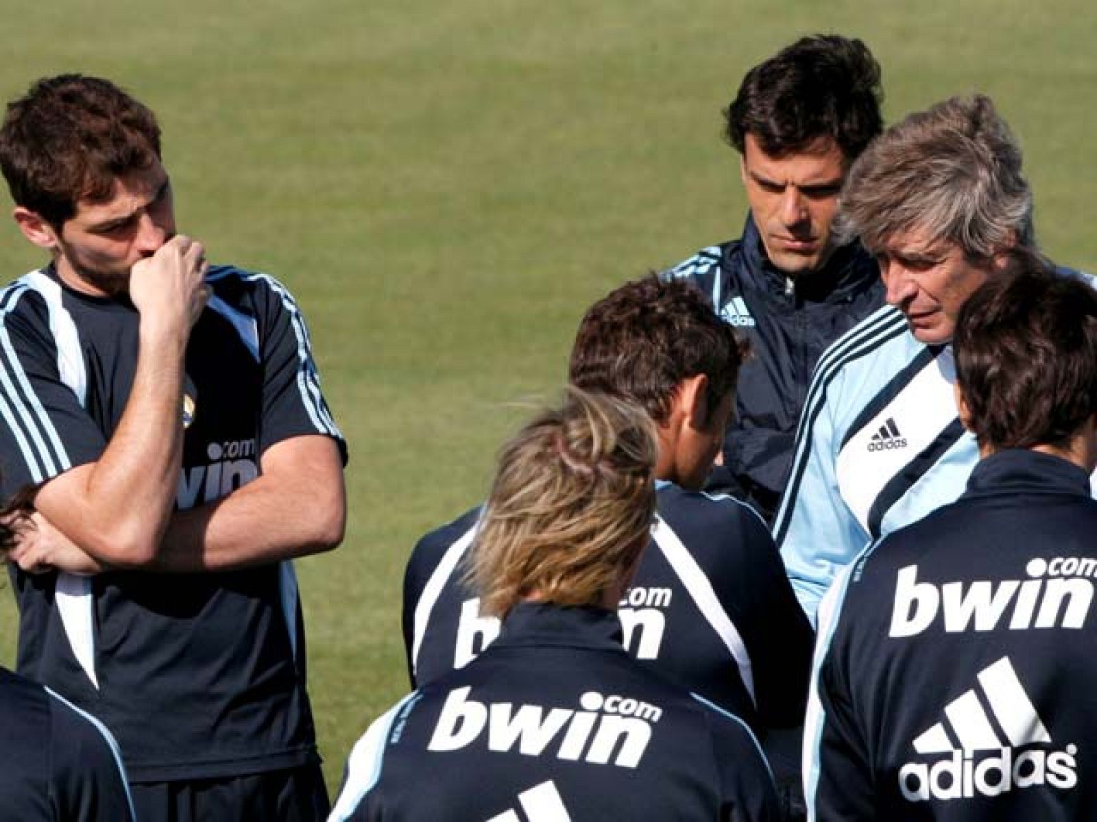El Madrid se ha entrenado a puerta cerrada en Mallorca horas antes del trascendental partido en el Ono Estadi, dejando a unos cuantos madridistas mallorquines sin ver de cerca a sus ídolos. 