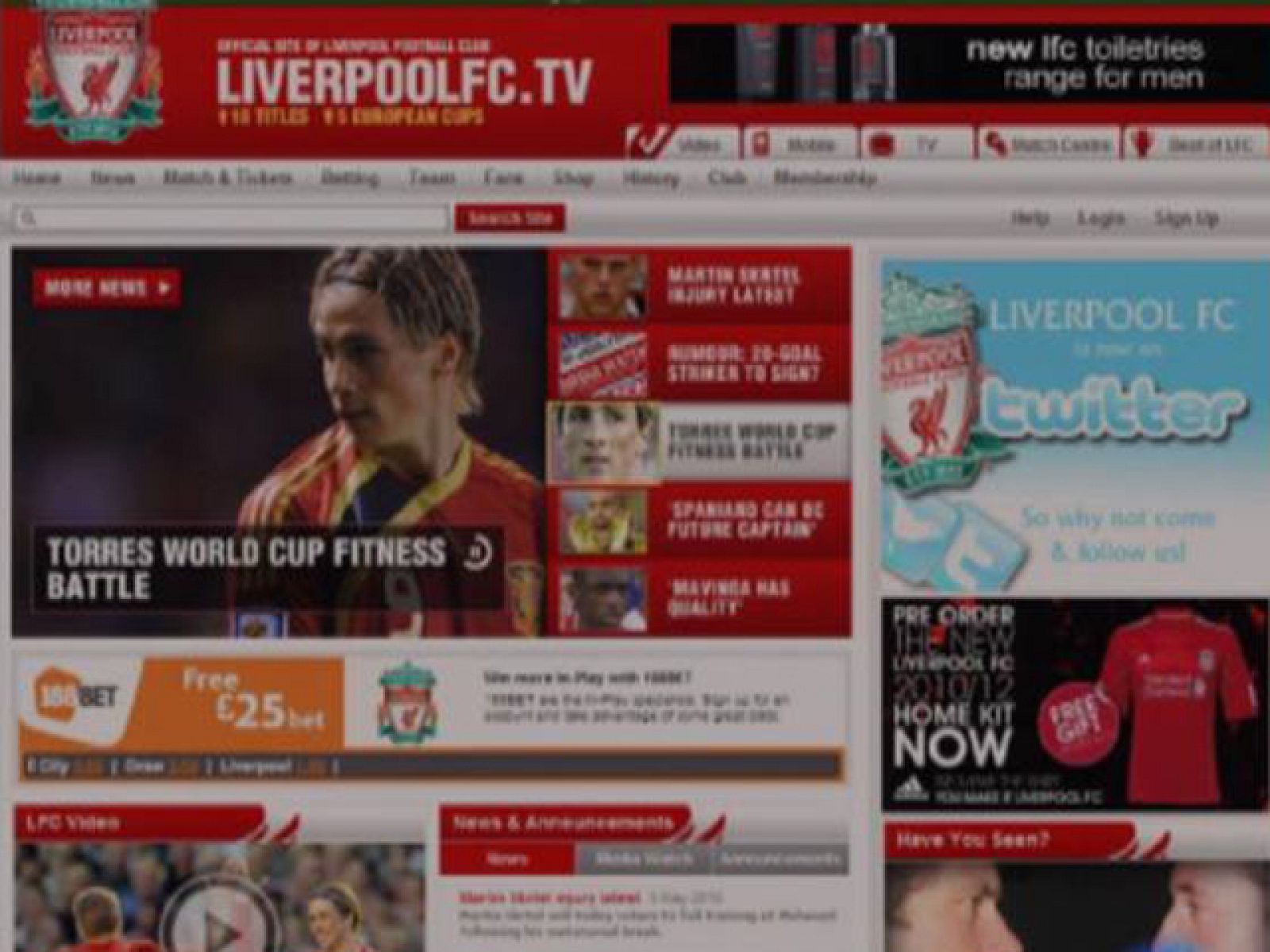 Fernando Torres pordría perderse el primer partido del Mundial con España. La enfermería de la 'roja' está a tope. Fábregas, Iniesta, el tocado Xavi y ahora Piqué. Del Bosque podría dar la sorpresa y convocar a Llorente y Pedro.