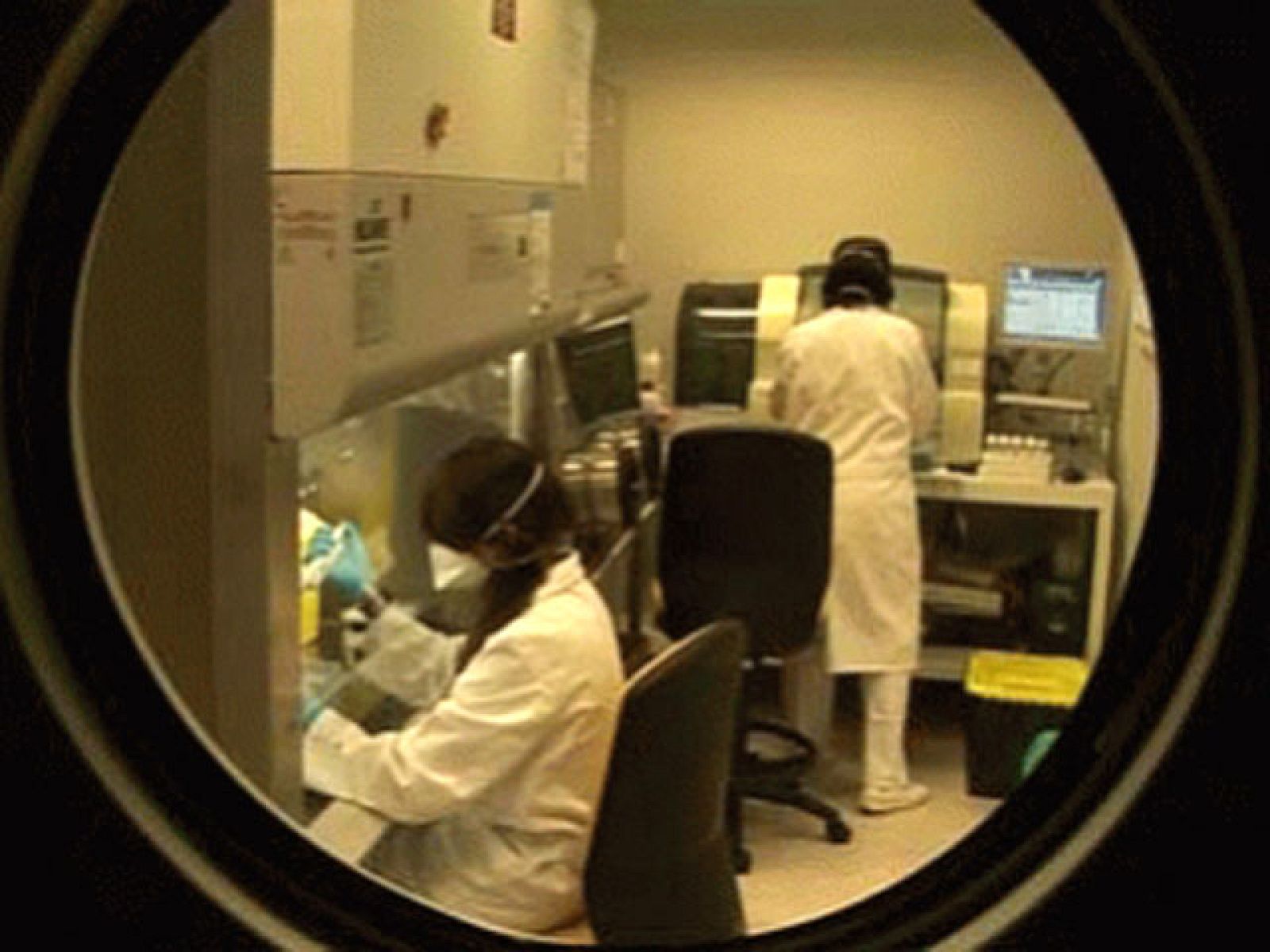 Se ha cumplido un año desde que se presentó en México el virus AH1N1. Inmediatamente se pusieron en alerta todos los sistemas de vigilancia mundial. Documentos TV ha seguido paso a paso el trabajo de los centinelas de la gripe desde el Centro de Alertas y Emergencias Sanitarias.