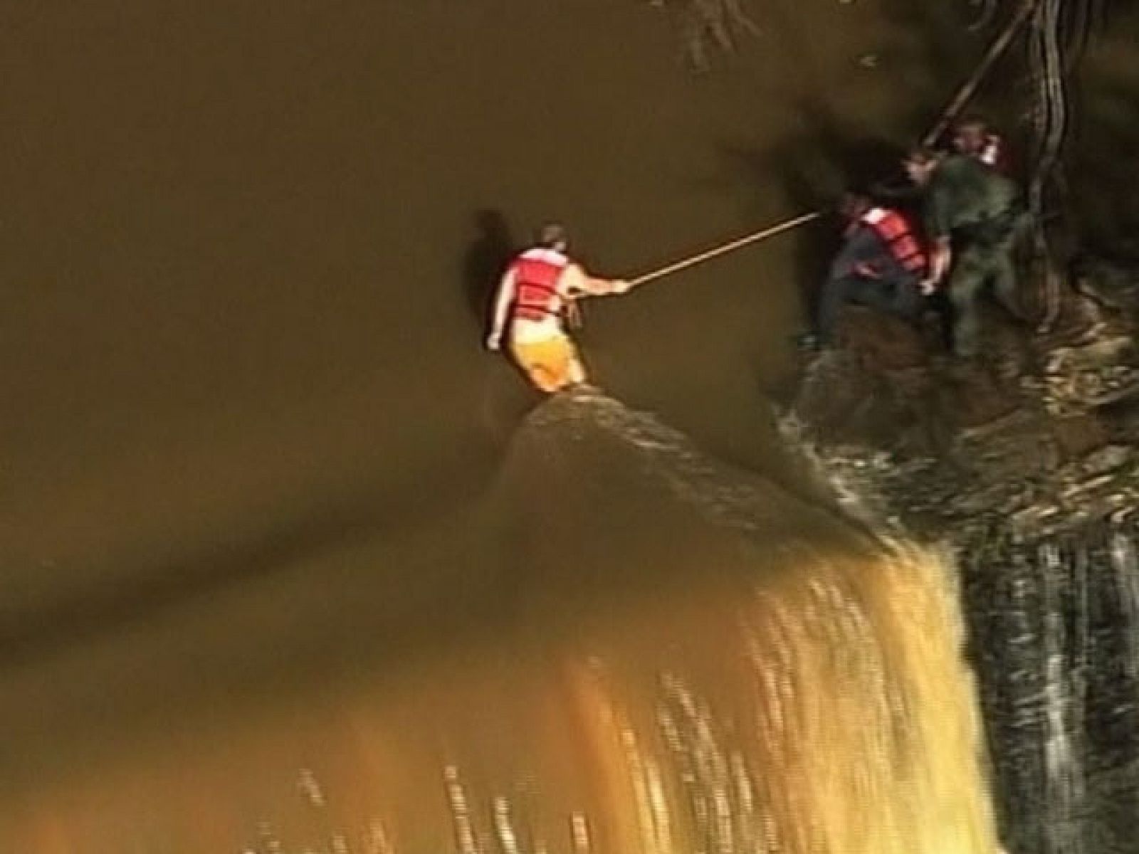 Una mujer y dos hombres son rescatados al borde de una catarata en Estados Unidos