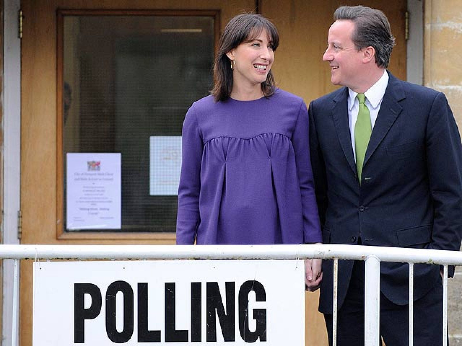 Cameron, el primero en votar | Ver