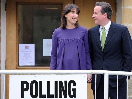  - Cameron, el primero en votar