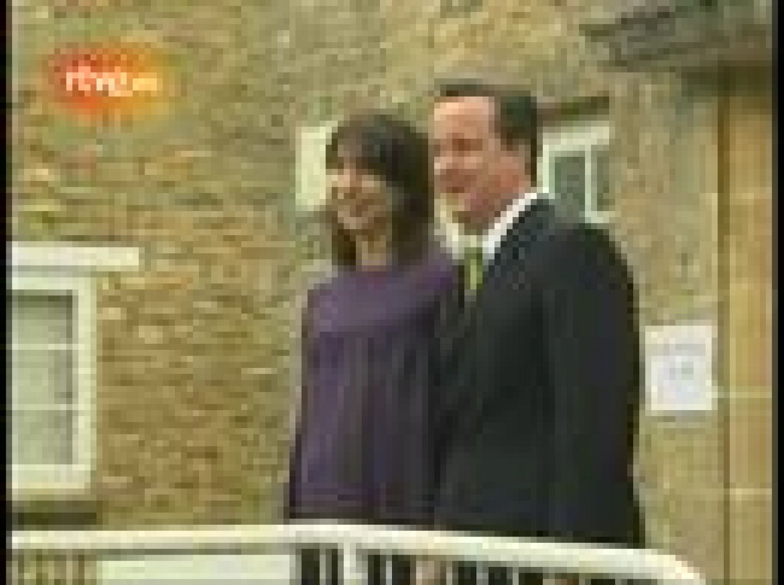 El líder conservador británico, David Cameron, ha sido el candidato más madrugador a la hora de votar en los comicios que se celebran este jueves y ha acudido al colegio electoral acompañado de su esposa Samantha.