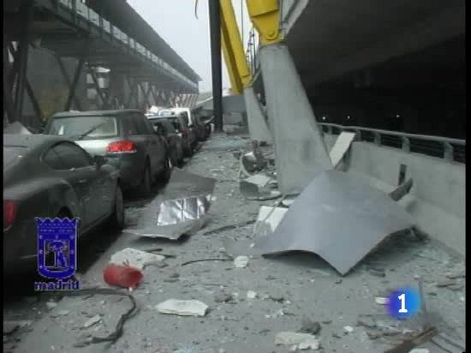 El fiscal pide 1.120 años de cárcel para los tres presuntos etarras y medio millón de euros para cada una de las familias de los dos fallecidos. El fiscal dice que la bomba de la T4 sesgó dos vidas y acabó con la esperanza de quienes veían que la violencia de ETA podía llegar a su fin.  