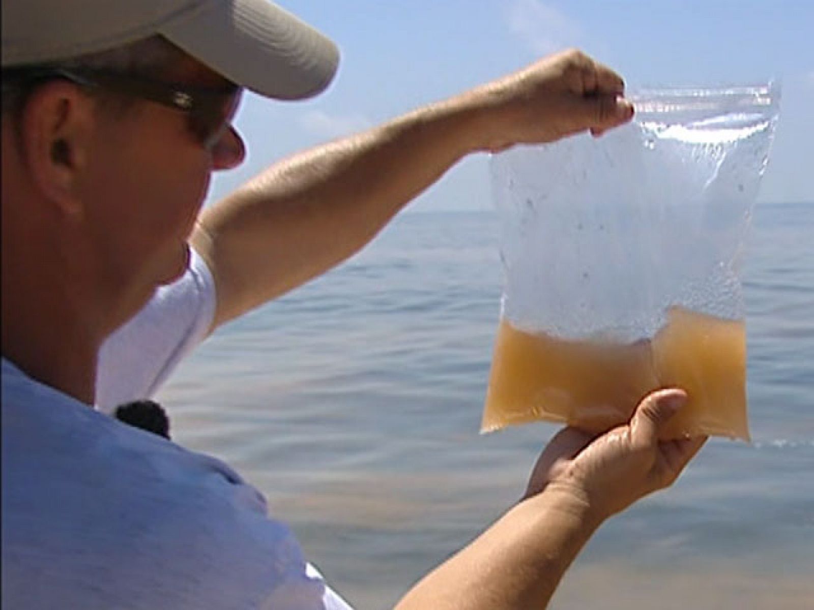 La plataforma petrolífera que se hundió en el Golfo de México, derrama al día más de seis millones de litros de crudo al mar - Ciencia y tecnología en Rtve.es | Ver