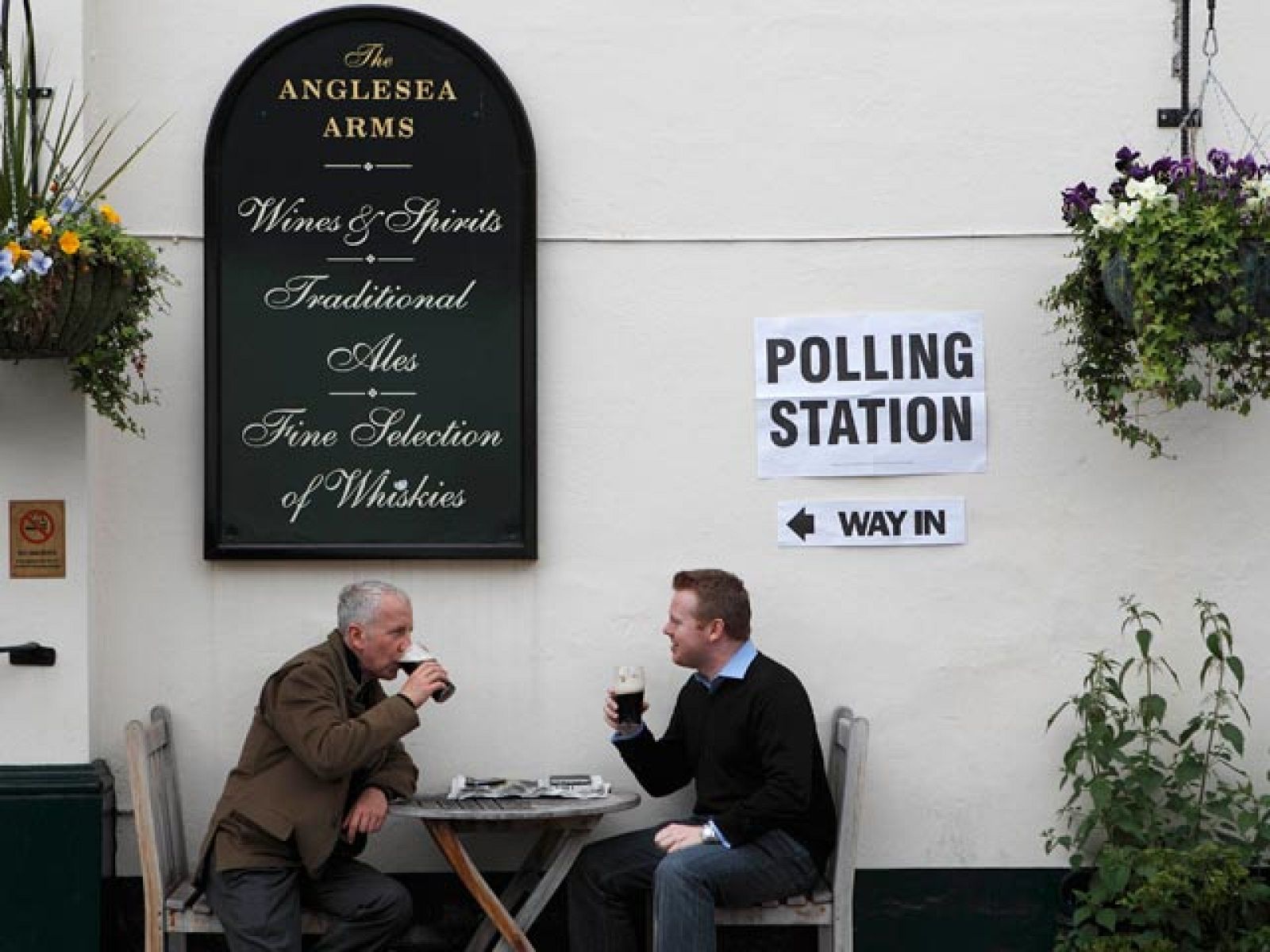 No hay horas libres en el trabajo para votar. Tampoco hay jornada de reflexión. Y se puede hacer publicidad electoral y pedir en el voto hasta el último minuto. También hemos visto colegios electorales en garages o en pubs.