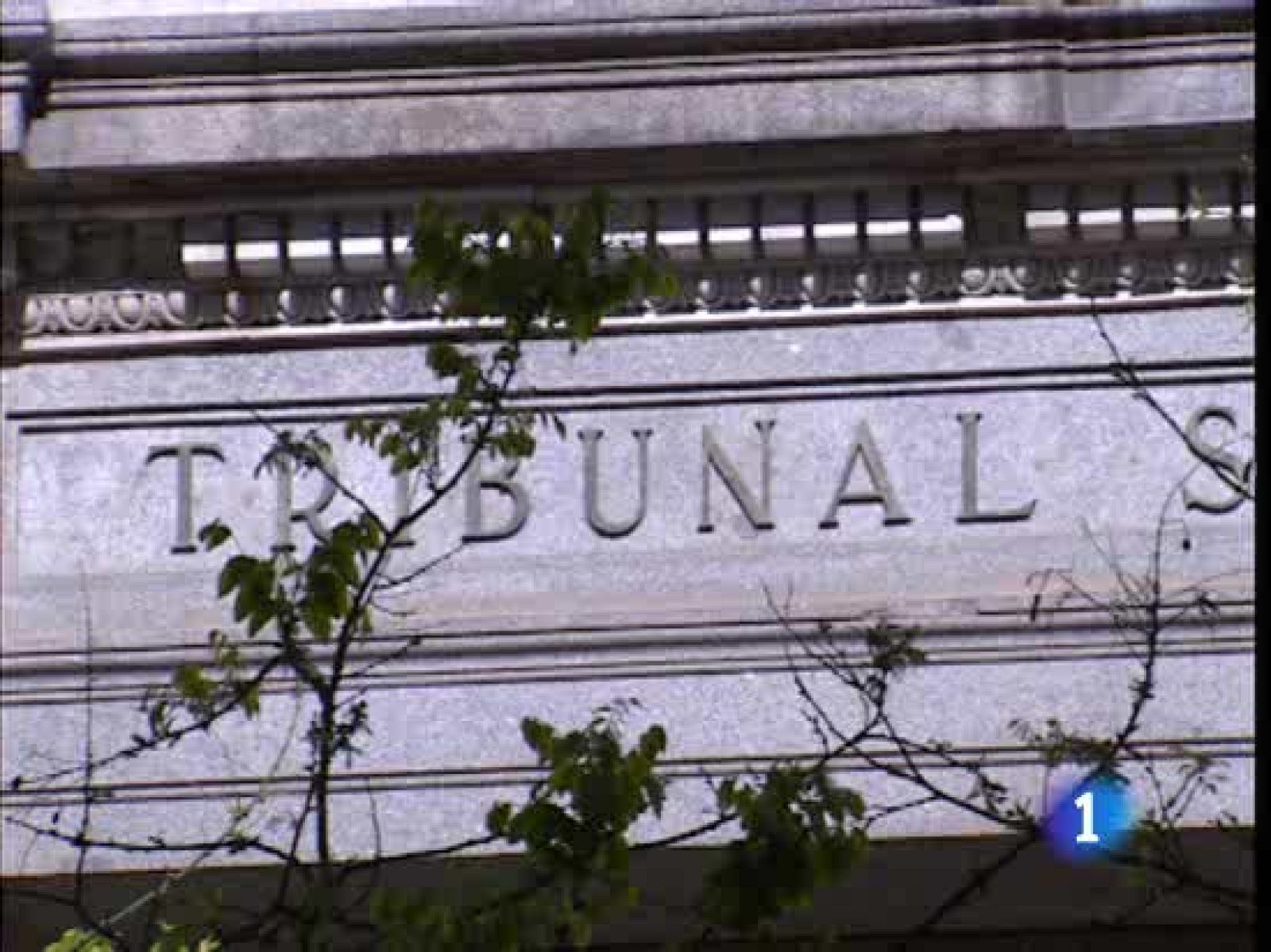 La consecuencia es que la investigación vuelve a manos de Varela que previsiblemente ordenará que Garzón se siente en el banquillo de los acusados por su investigación al franquismo.  