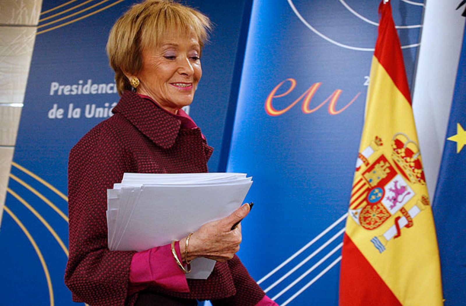 La vicepresidenta primera del Gobierno, María Teresa Fernández de la Vega, ha calificado de "intransigente" la actitud del PP de no apoyar el pacto educativo propuesto por el Gobierno. "No había diferencias insalvables", ha señalado, tras decir que los ciudadanos y la comunidad educativa se sienten "decepecionados" con esa postura de los 'populares' que, a su juicio, obedece a su "voracidad electoral".