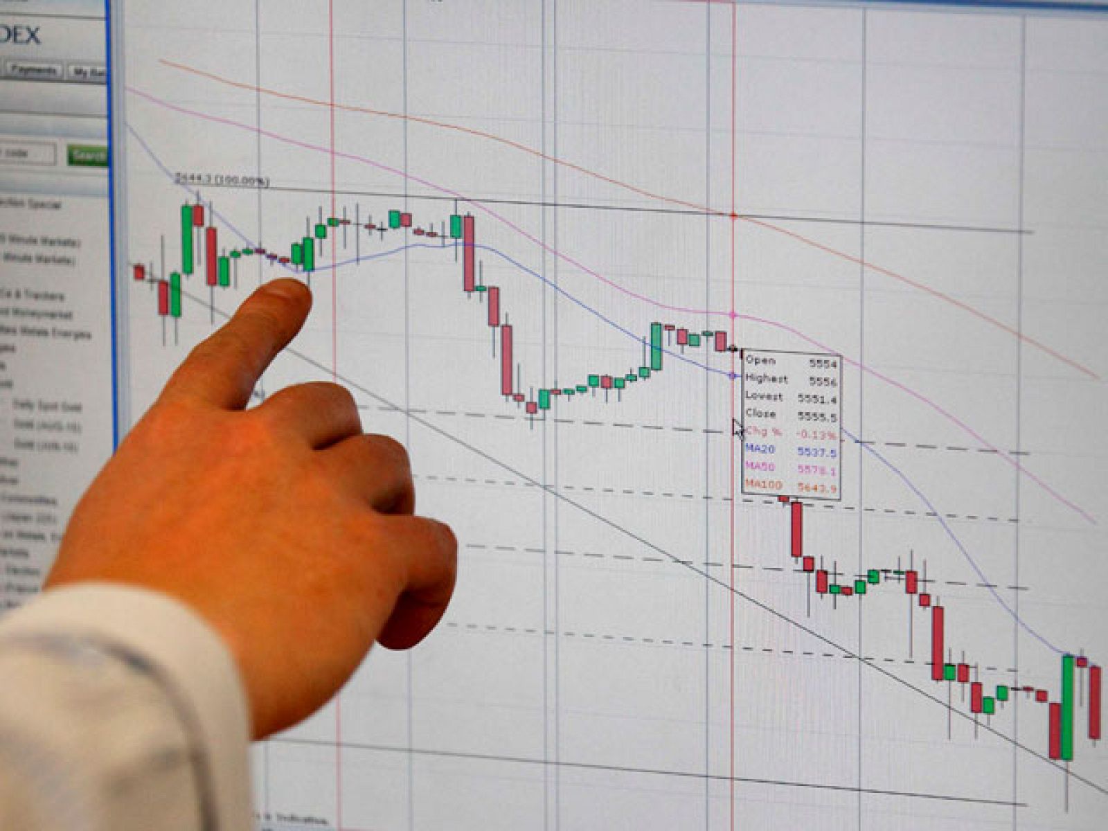 La Bolsa de Londres ha caído también aunque los inversores han parecido más preocupados por el pánico desatado en el resto de mercados europeos que por el recuento de los votos.