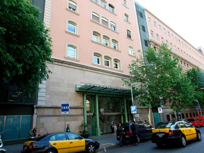 Don Juan Carlos ha mantenido su actividad hasta última hora de este viernes, cuando ingresaba en el Hospital Clínico de Barcelona. No es la primera cirugía a la que debe someterse el Monarca, todas ellas de carácter menor. 