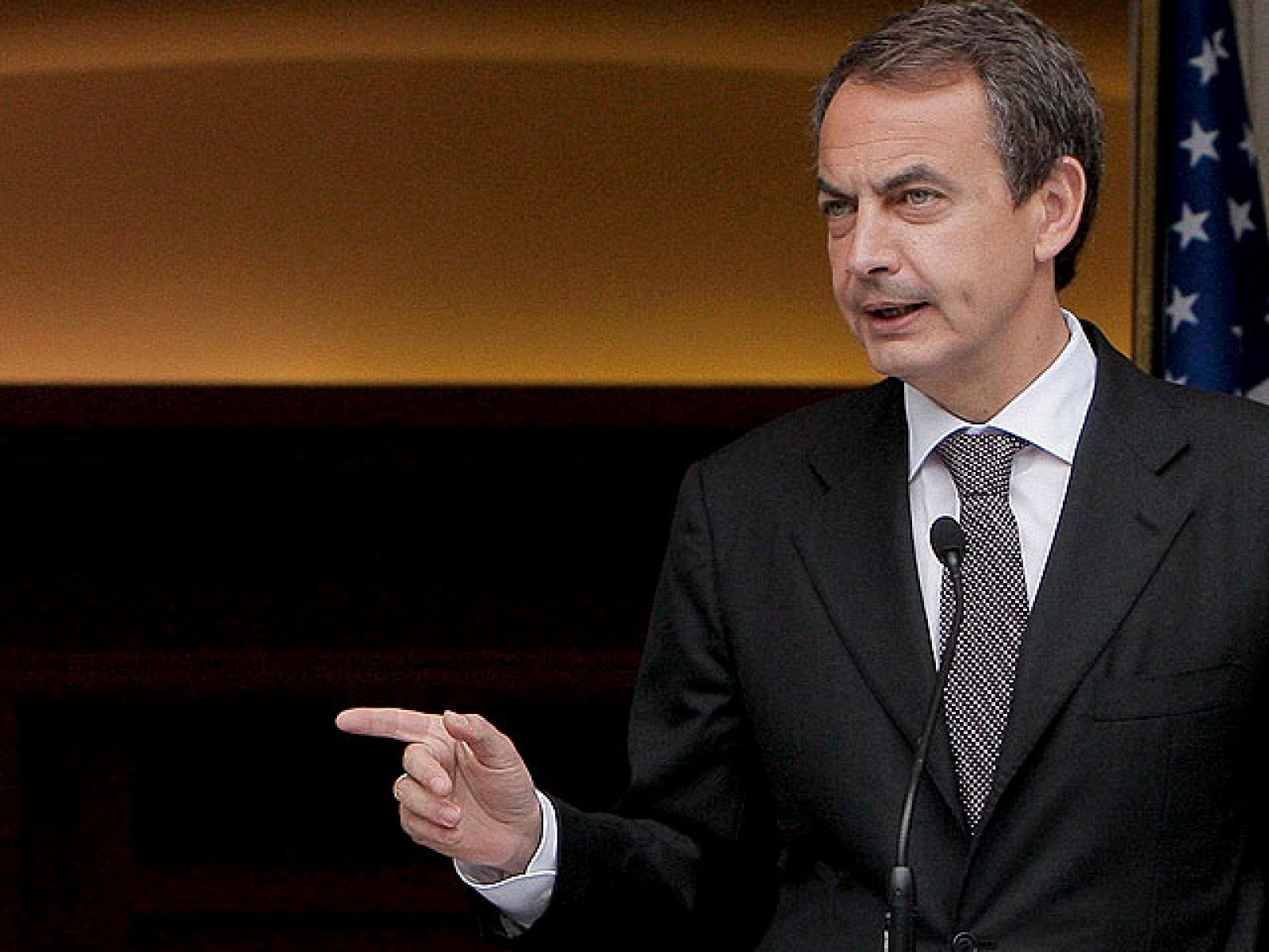 Zapatero y Rajoy desean la recuperación del Rey