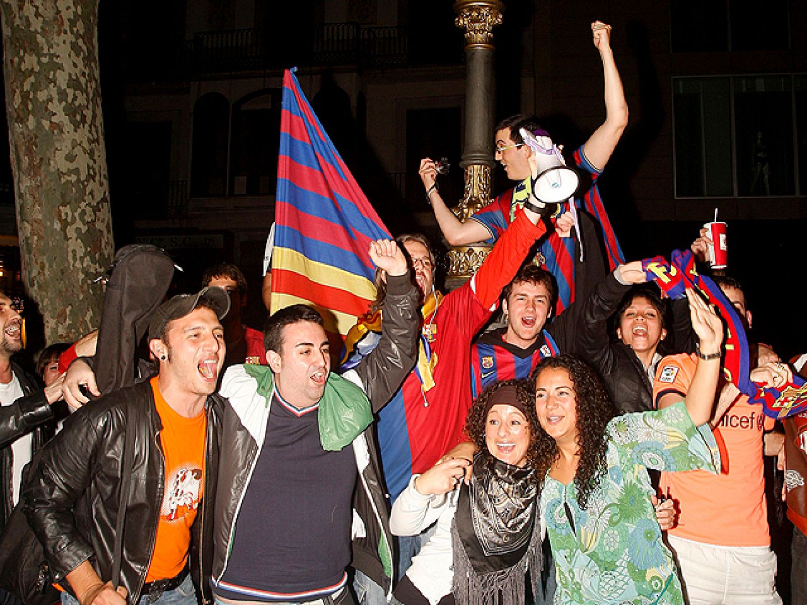 La segunda Euroliga que ha ganado el Regal Barcelona en París ha desatado la euforia en la Ciudad Condal. Los aficionados acudieron a Canaletas a celebrarlo.
