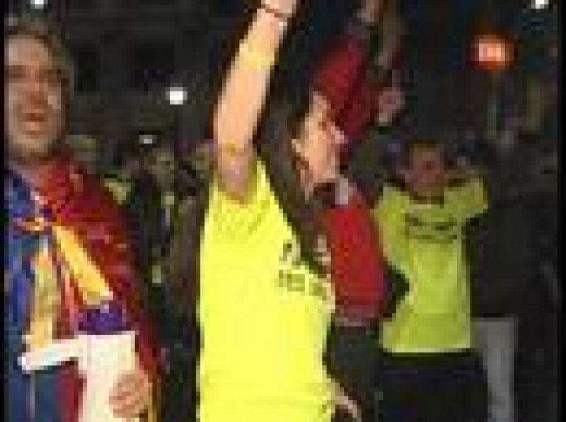 La segunda Euroliga que ha ganado el Regal Barcelona en París ha desatado la euforia en la Ciudad Condal. Los aficionados acudieron a Canaletas a celebrarlo.