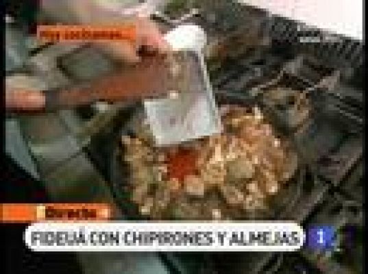 Fideuá con chipirones y almejas