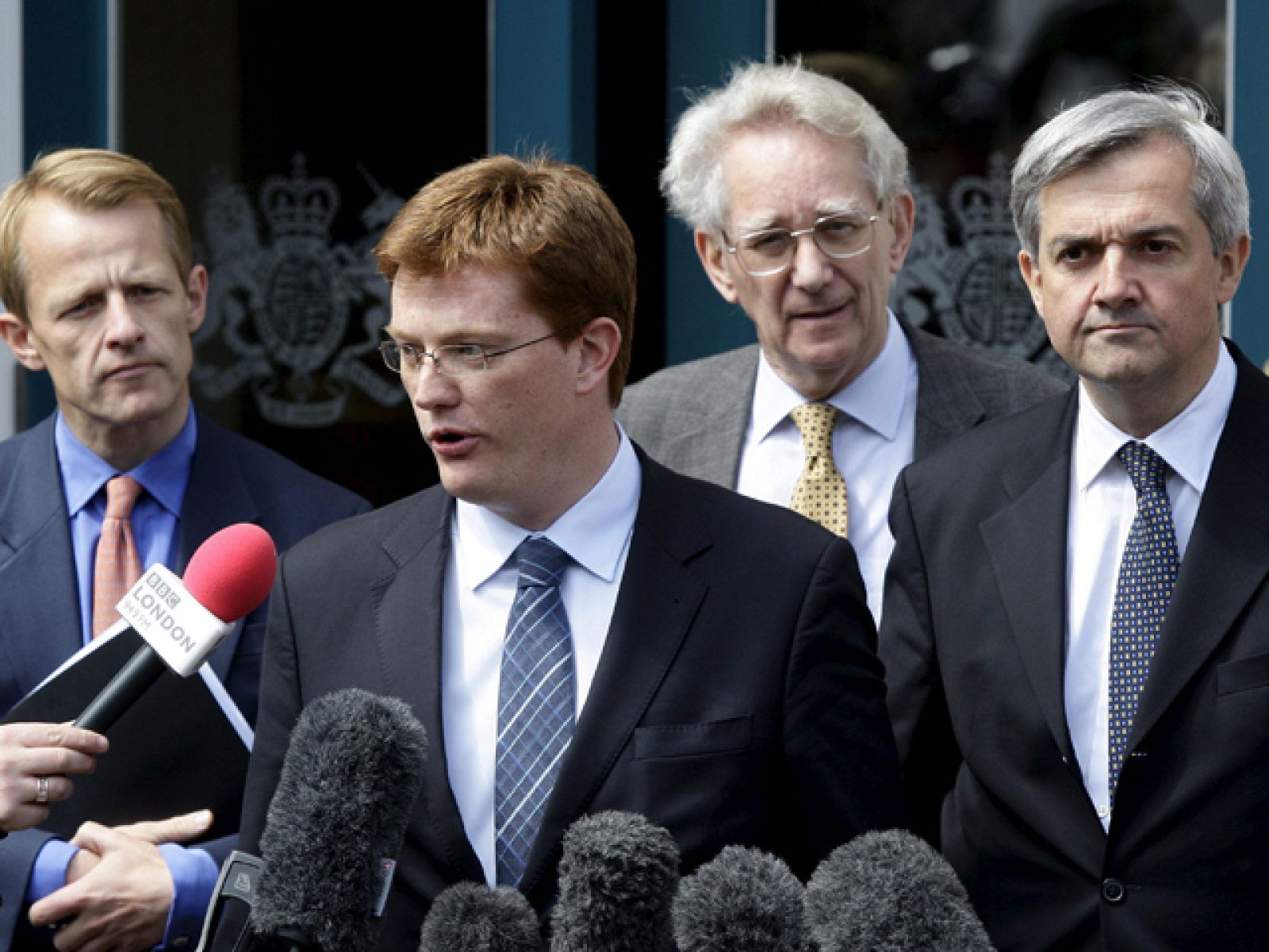 Esta vez, un cara a cara entre David Cameron y Nick Clegg  para cerrar cuanto antes un acuerdo que despeje la incertidumbre política. De momento, las dos partes reconocen que hay avances.