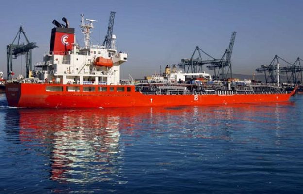  - Llega el primer barco con agua
