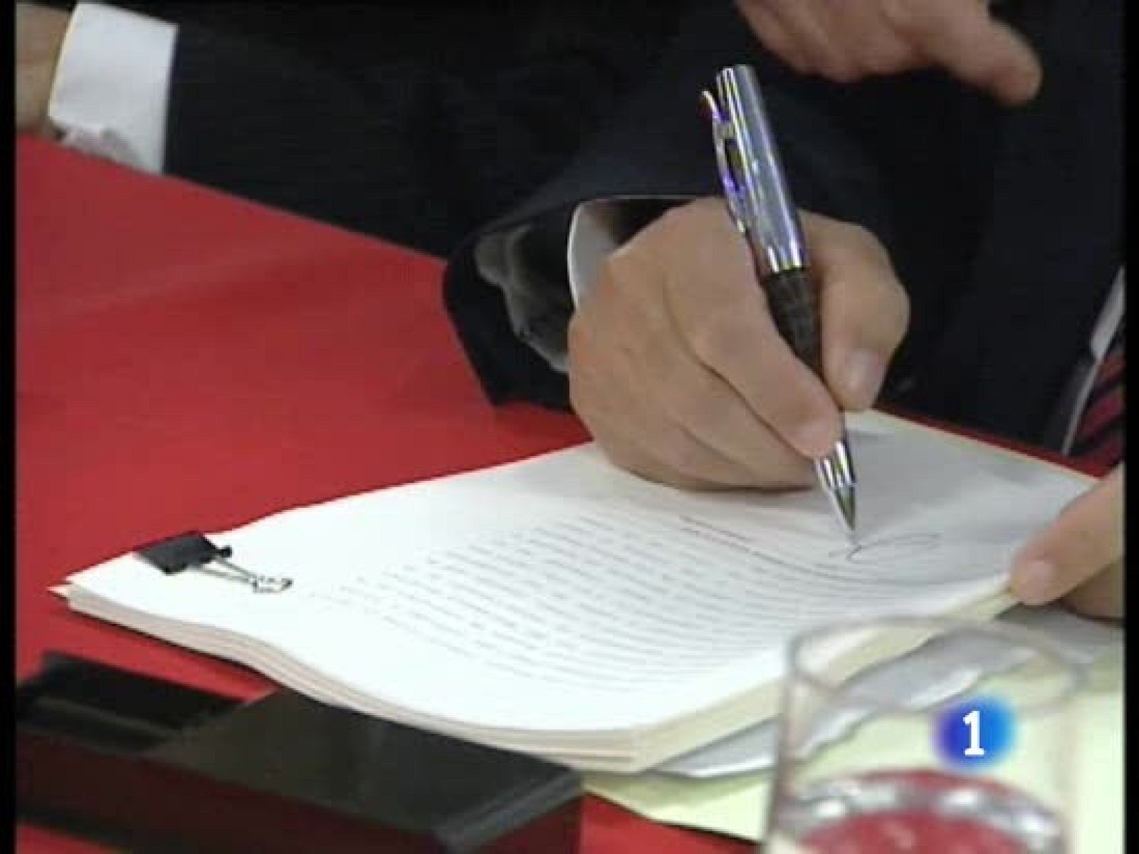 El Gobernador del Banco de España ha insistido en que el tiempo se agota para las fusiones que se siguen negociando, si quieren contar con ayudas públicas.