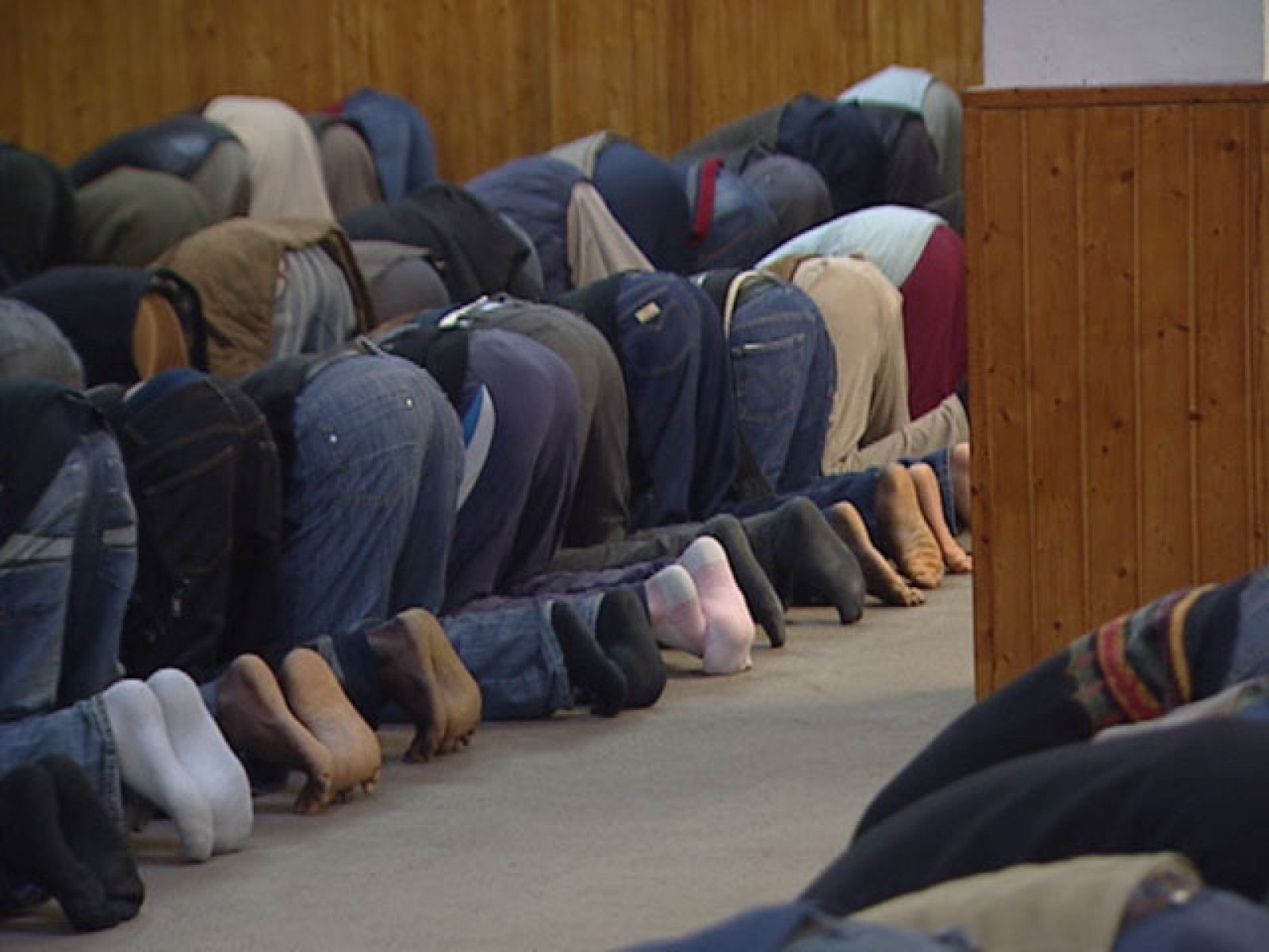 Grupos radicales islamistas vigilan que los musulmanes que viven en España cumplan la ley islámica | Ver