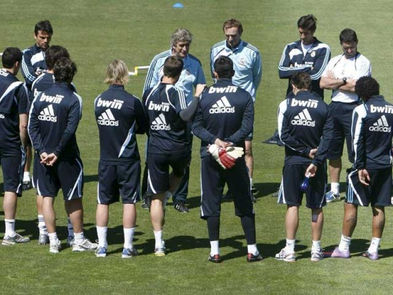 Hay dos temas que preocupan especialmente al Real Madrid: si podrán ganar la Liga en la última jornada y si el entrenador, Manuel Pellegrini, seguirá en el banquillo la próxima temporada.