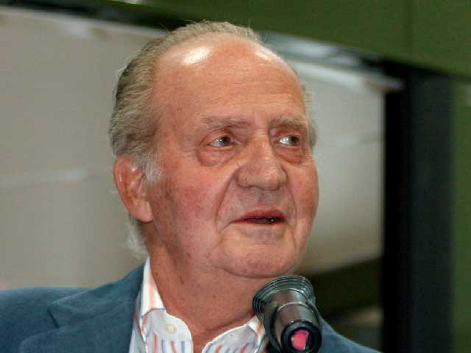 El Rey abandona el Hospital Clinic tras su operación | Ver