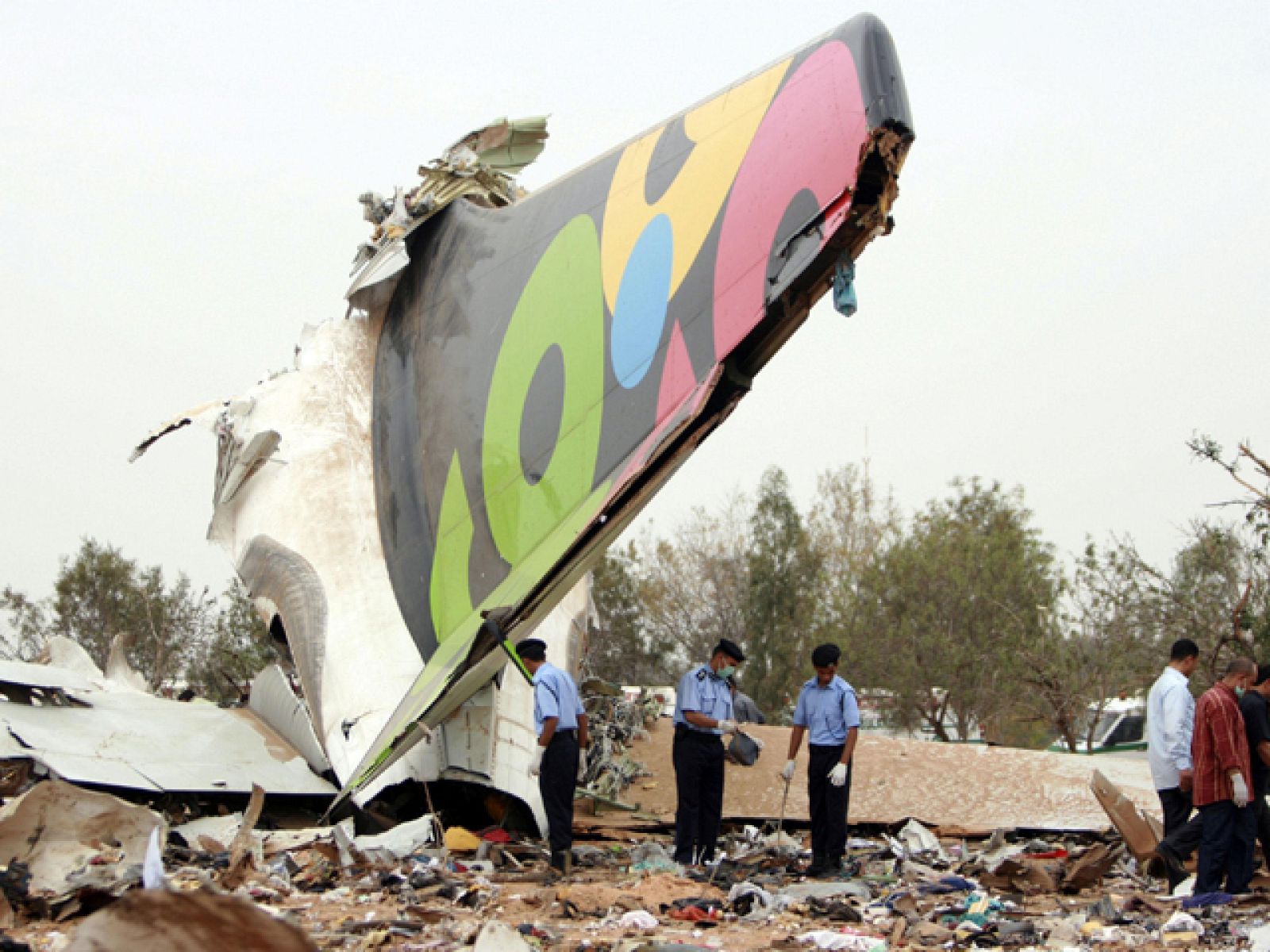 El aparato se ha estrellado cuando intentaba aterrizar en el aeropuerto de la capital libia. Han muerto 103 personas.