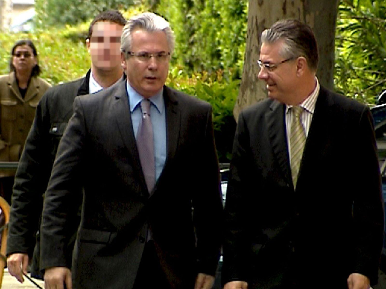 Así lo ha ordenado esta mañana el magistado del Supremo Luciano Varela que le acusa de un delito de presunta prevaricación por declararse competente para investigar las desapariciones del franquismo. La decisión se produce un día después de que Garzón solicitase su traslado temporal a la Corte Penal Internacional.