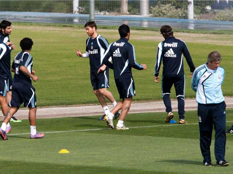 Los jugadores del Real Madrid cierran filas en torno a su entrenador, Manuel Pellegrini.