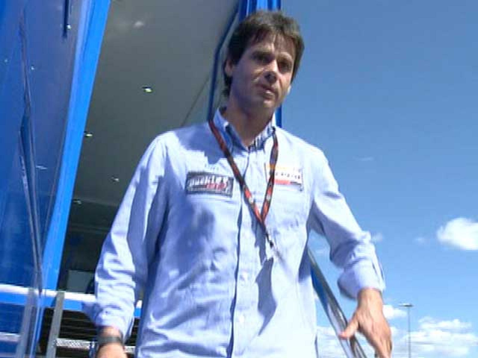 Álex Crivillé tardó más de ocho minutos en recorrer 100 metros del 'paddock' del circuito de Jerez.