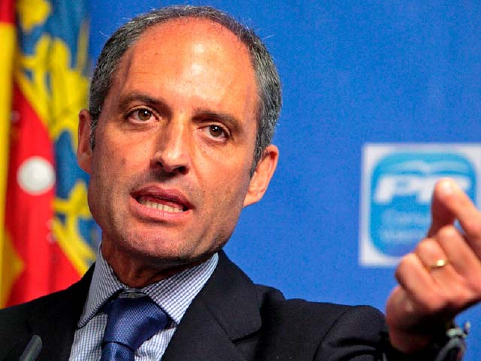 Hace ya quince meses que los trajes de Camps están bajo sospecha | Ver