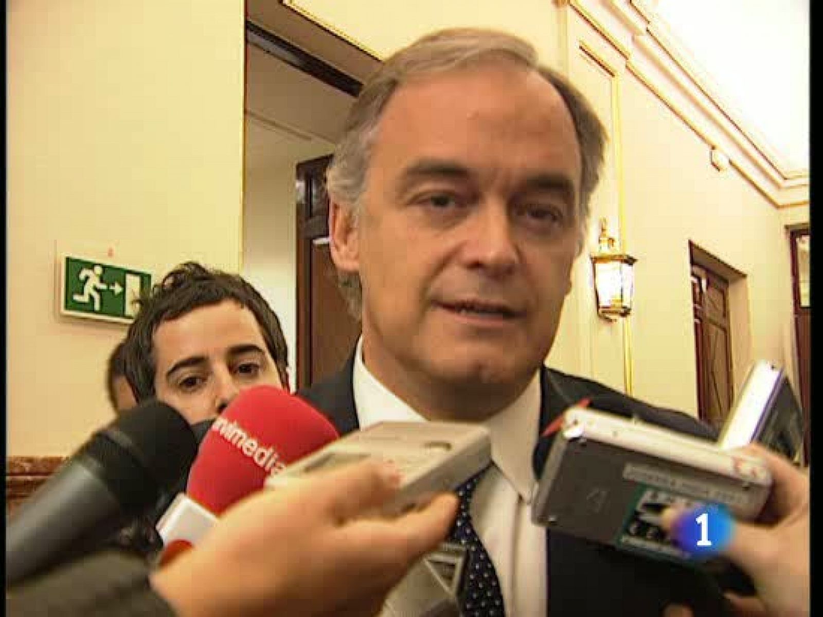 La dirección nacional del PSOE le pide a Rajoy que aclare el futuro de  Camps | Ver