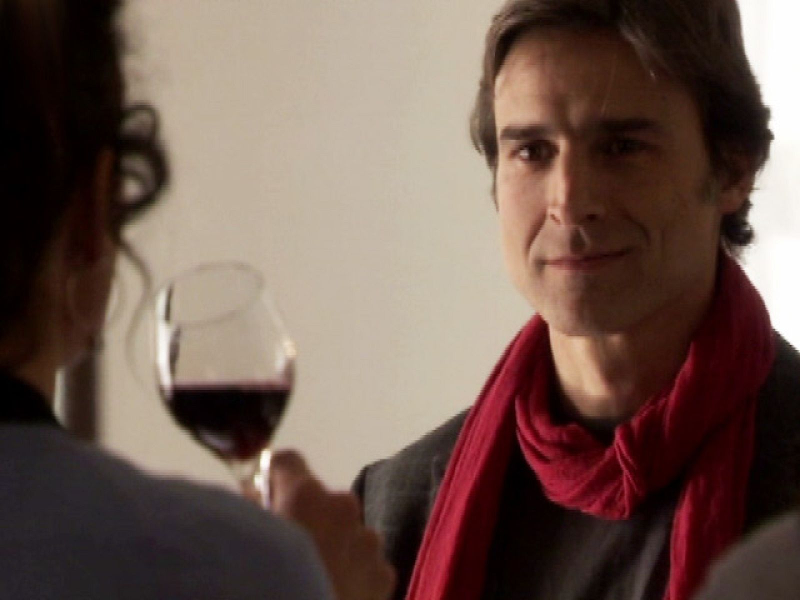 Bea se ha convertido en la alumna más aventajada y sorprende a Santi con la descripción que hace del sabor del vino. Admirado, el profesor reconoce las cualidades de Bea delante de toda la clase... (Capítulo 21) 