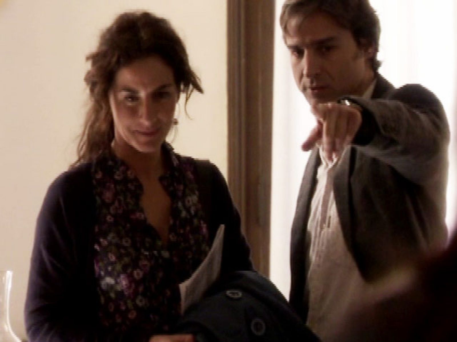 Bea llega tarde a clase. Santi, profesor, se muestra irritado por la impuntualidad, y le pide a Bea que se presente ante todos sus compañeros... (Capítulo 21)