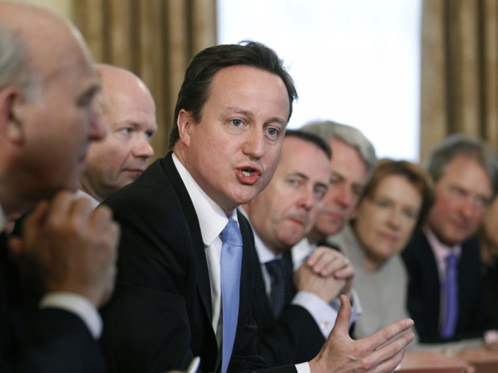 En el Reino Unido, el nuevo gobierno del conservador David Cameron ha adoptado como primera medida bajarse el sueldo un cinco por ciento, un anticipo del anunciado plan de recorte del gasto público.