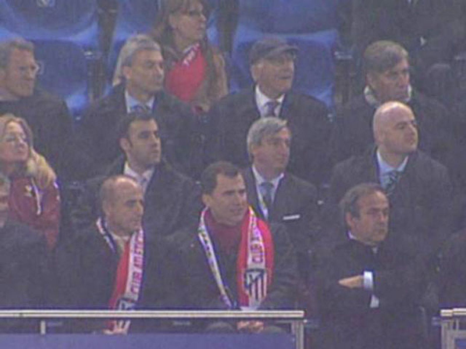 El Príncipe Felipe asistió a la final de la Europa League y celebró como cualquier otro aficionado el triunfo de su equipo.