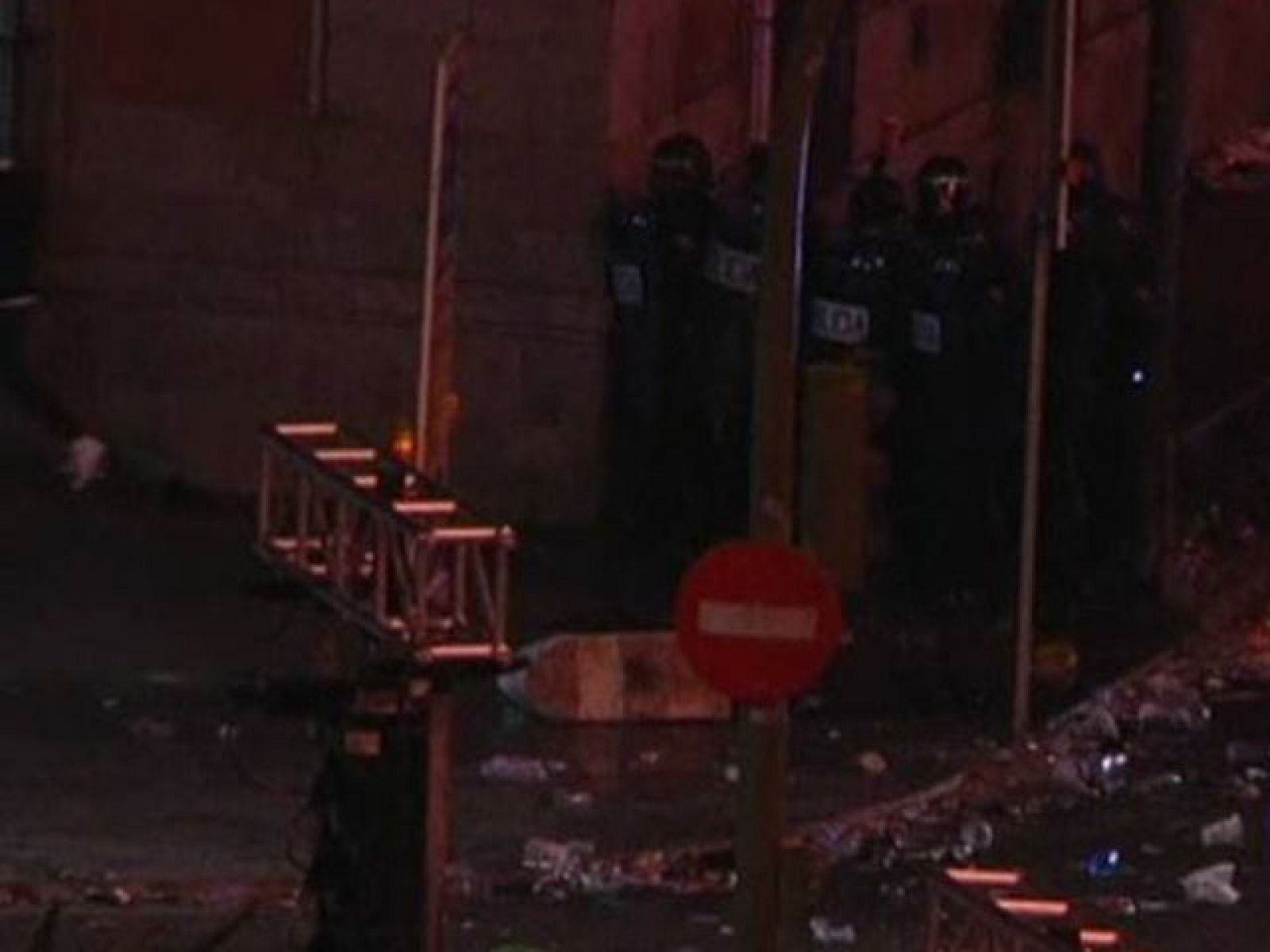 Hacia las tres de la madrugada, la policia nacional tuvo que dispersar a grupos de personas que terminaron con lanzamiento de objetos al cuerpo nacional de policía.