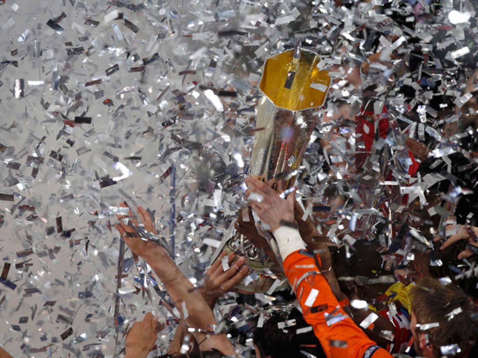 El Atlético de madrid se ha proclamado campeón de la Europa League y la euforia se desató entre los jugadores y los aficionados. 