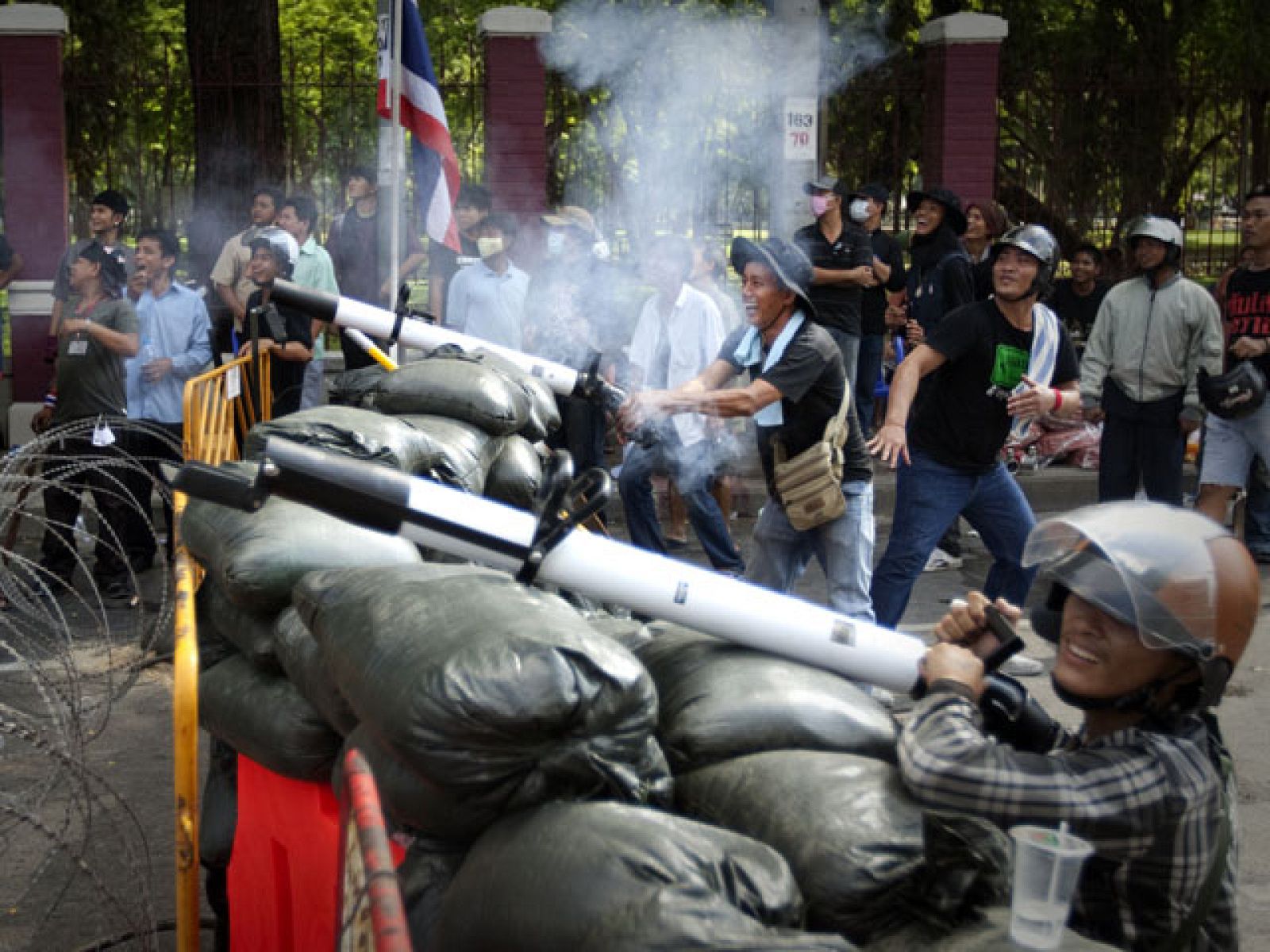 Los "camisas rojas" han respondido con violencia al asedio del ejército tailandés. Dos reporteros han resultado heridos.