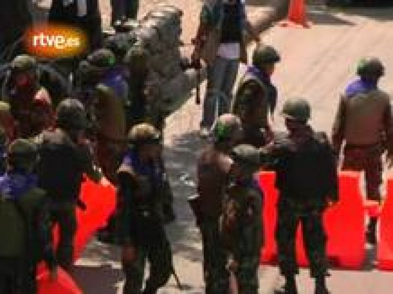 Los "camisas rojas" han respondido con violencia al asedio del ejército tailandés. Dos reporteros han resultado heridos.