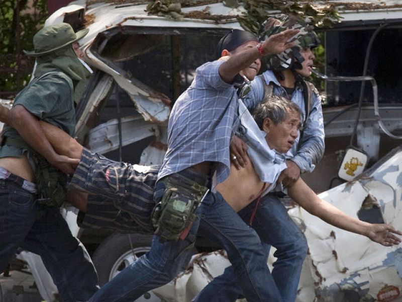 Los intentos por dispersar a los "camisas rojas" por parte de ejército han tenido su respuesta por parte de los manifestantes. Armados, los "camisas rojas" han respondido a los soldados.