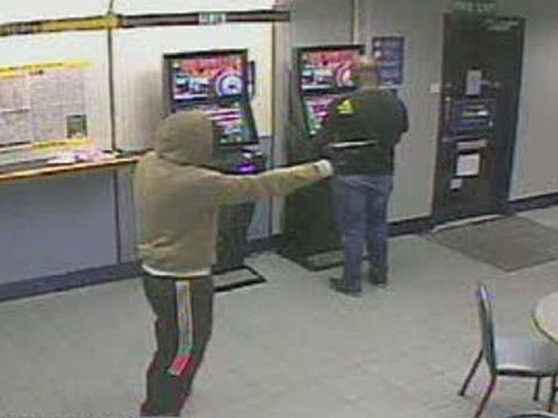  Un jugador de rugby ha impedido a un ladrón, silla en mano,  robar en una casa de apuestas. Los dueños del local le han recompensado con 200 libras