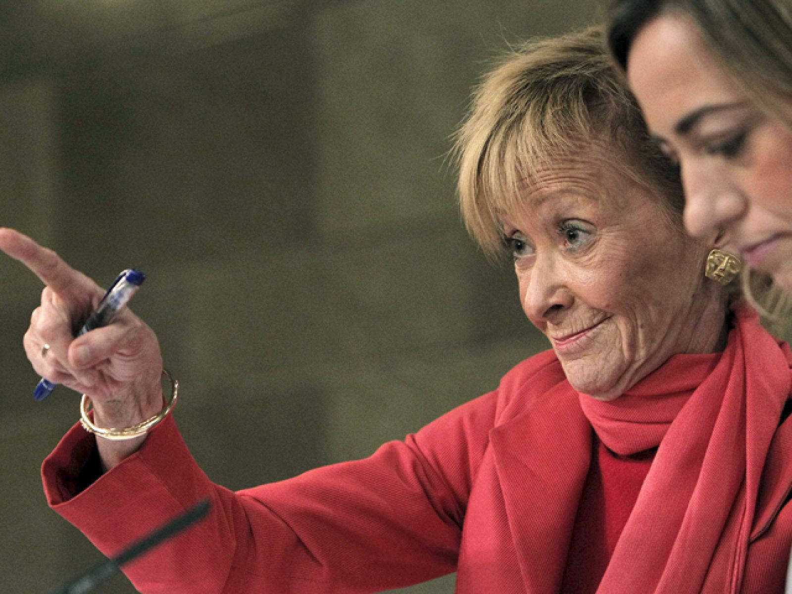  A las críticas ha contestado la vicepresidenta primera del Gobierno, que ha descartado elecciones anticipadas. De la Vega además se ha referido a la reunión de ayer en Moncloa y ha explicado que respeta las decisiones de los sindicatos