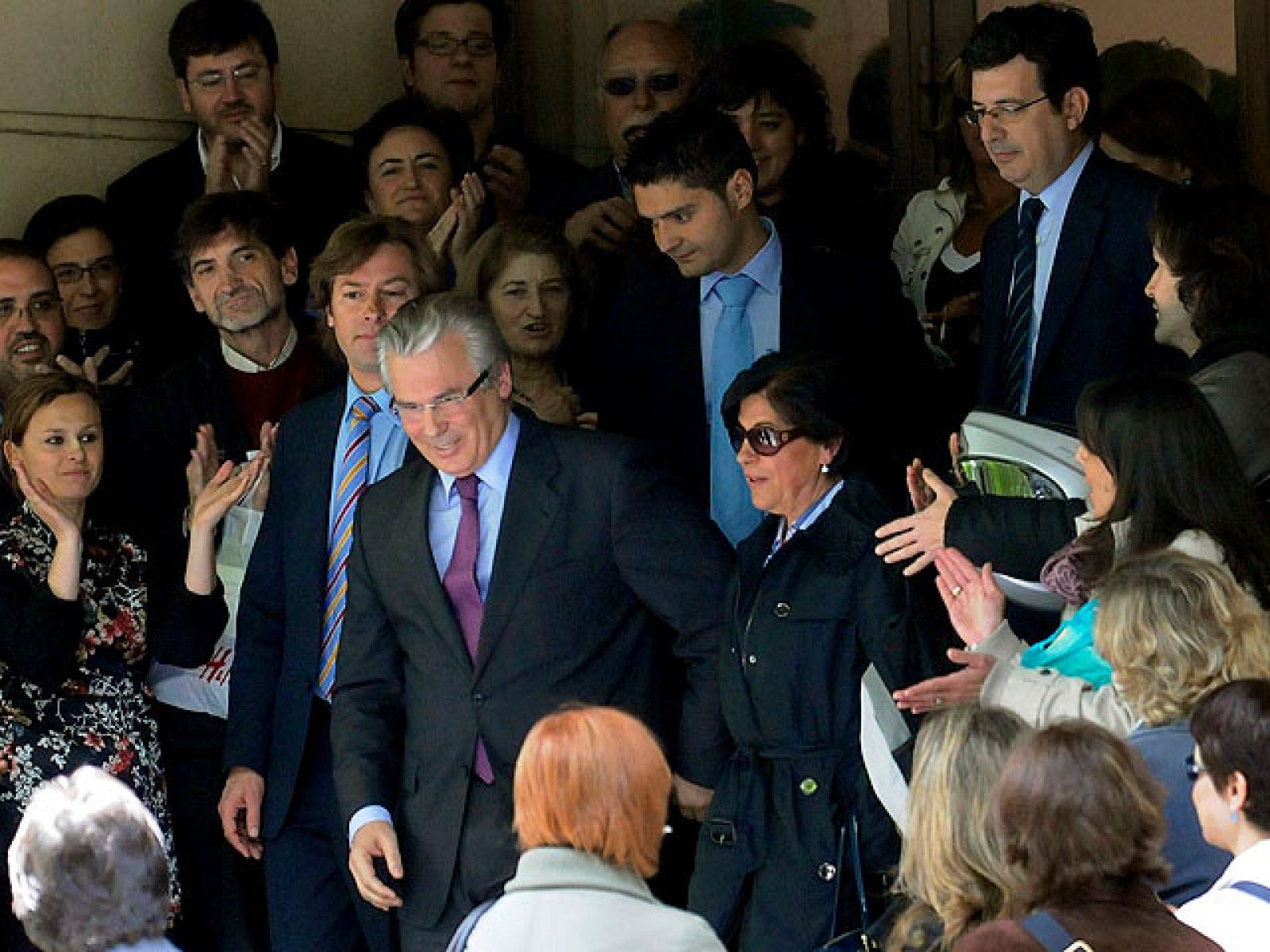 Garzón sale entre aplausos de la Audiencia Nacional