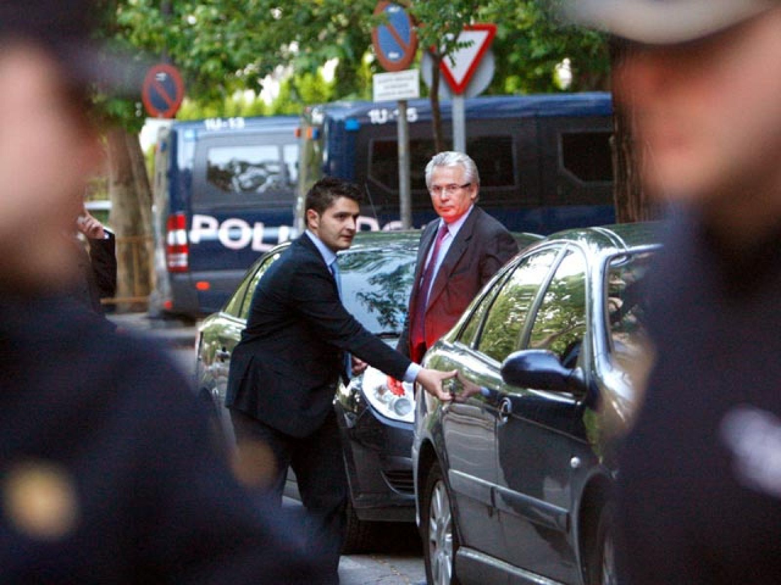 Lo ha hecho dos días después de que el juez Varela del Tribunal Supremo abriera juicio oral en su contra por presunta prevaricación en las investigaciones de los crímenes del franquismo.