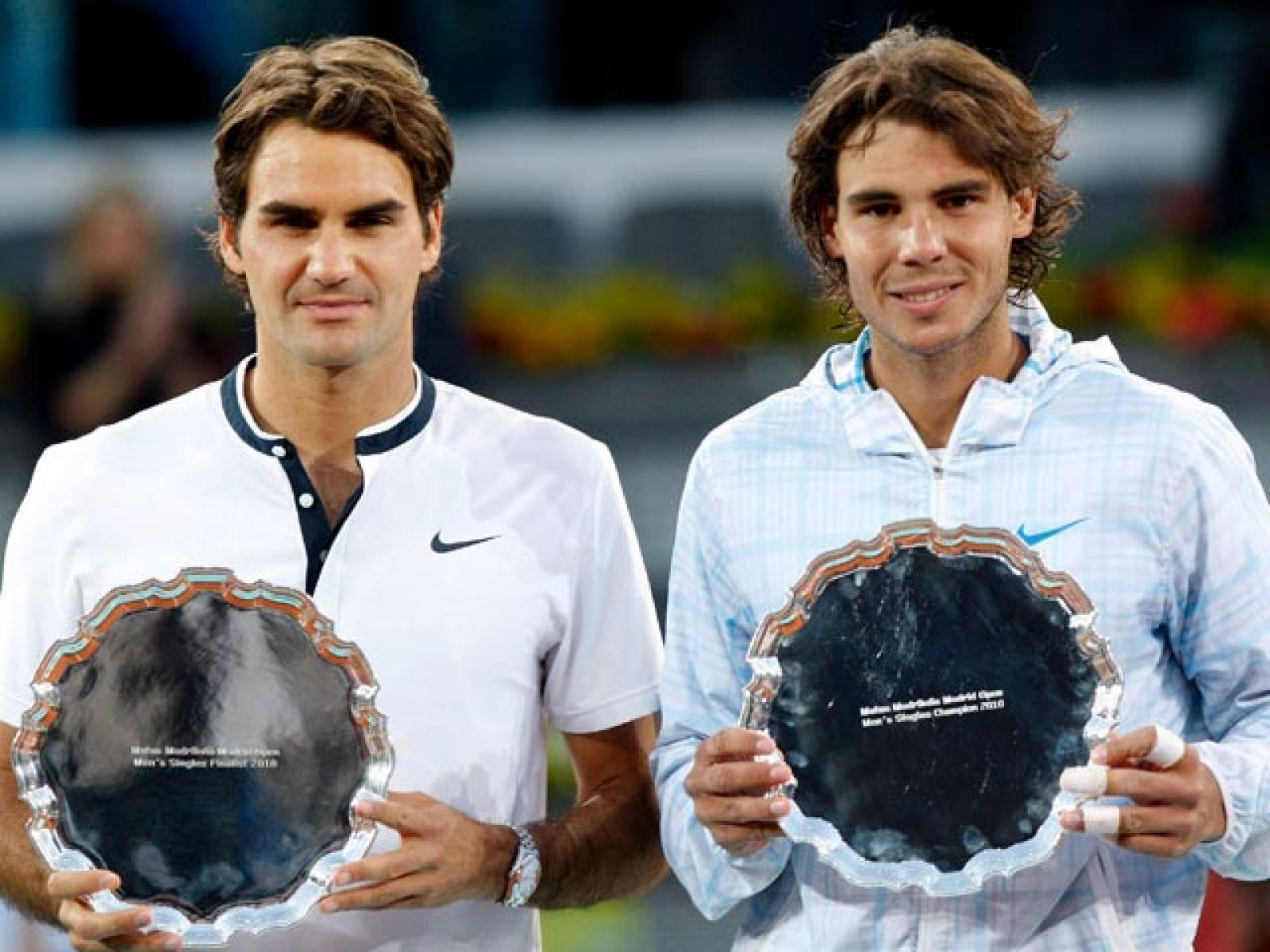 Nadal y Federer se intercambian los trofeos | Ver