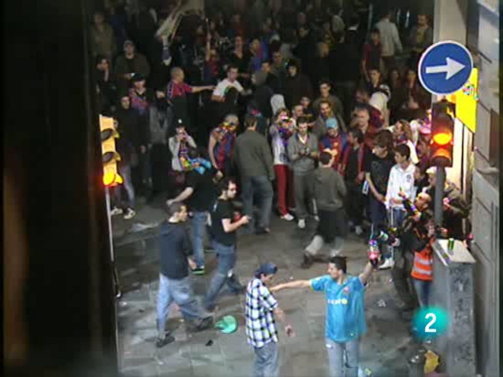 La celebración del 20º título de Liga del FC Barcelona tuvo su nota negativa con los incidentes de los hinchas radicales con los Mossos d'Squadra. 