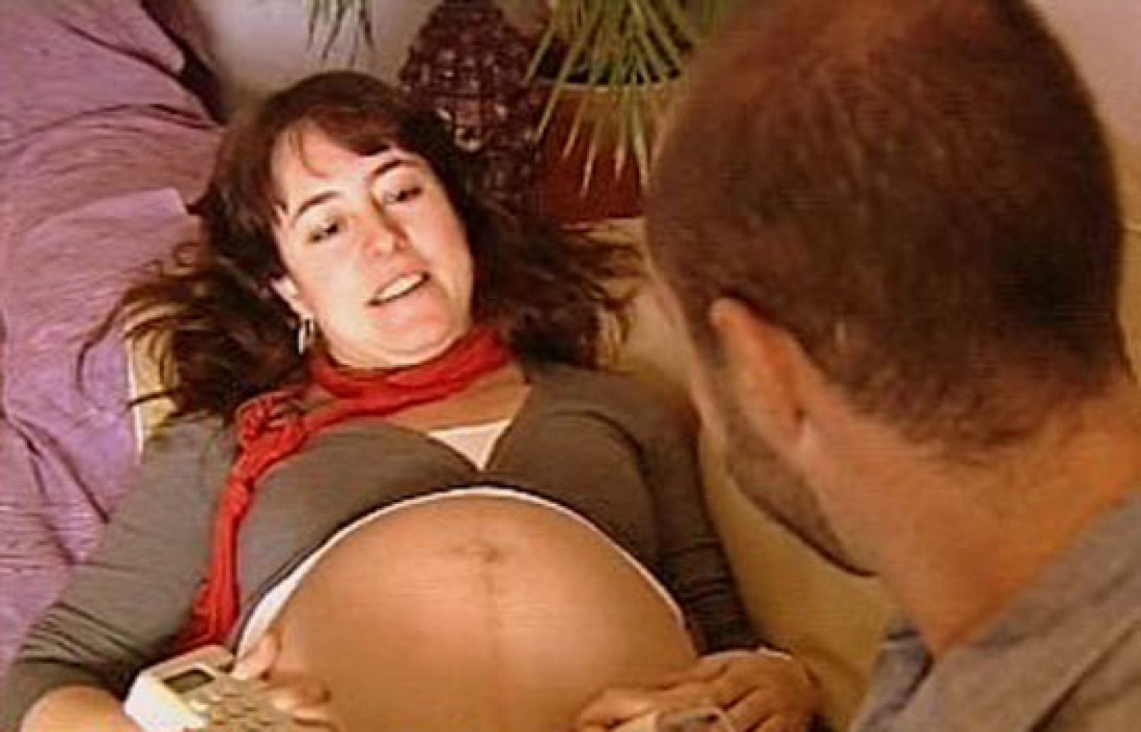 Raquel prefiere dar a luz en casa. Considera que si pudiera preguntar a su hijo dónde preferiría nacer, elegiría su  propio hogar. Por eso, ha preparado su vivienda para recibir, con toda las seguridades médicas posibles, a su bebé.