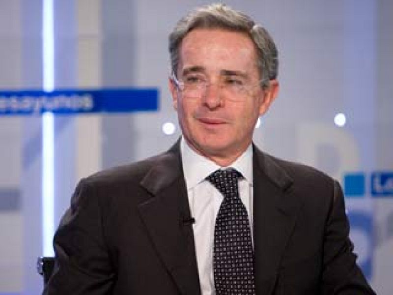 El presidente colombiano, Álvaro Uribe, ha asegurado que hay indicios que apuntan a la relación entre ETA y las FARC.  