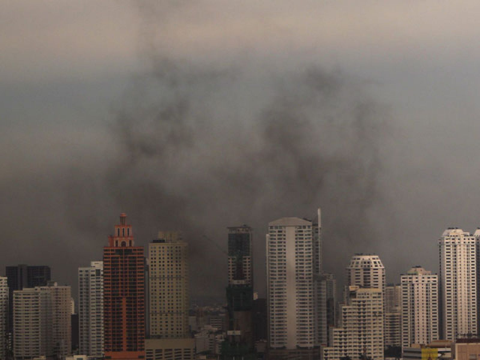 Los "camisas rojas" desafían el ultimátum por el gobierno tailandés